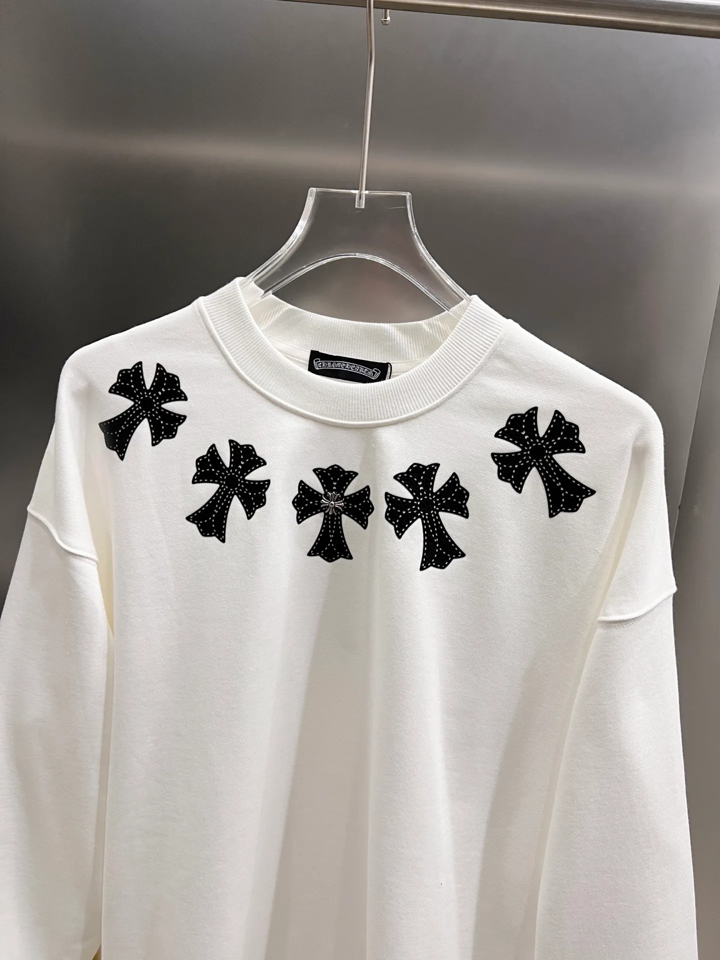 🅿️280 CH Crowe 2025 Autumn and Winter New Style Round Neck Long Sleeve Sweater Cross Patch Leather + Customized Hardware Metal Horseshoe Sanskrit Characters + Middle Eastern Australian Diamond Design Craftsmanship The real thing is great🔥Same style for men and women, loose version Size S M L XL XXL Five sizes Black White